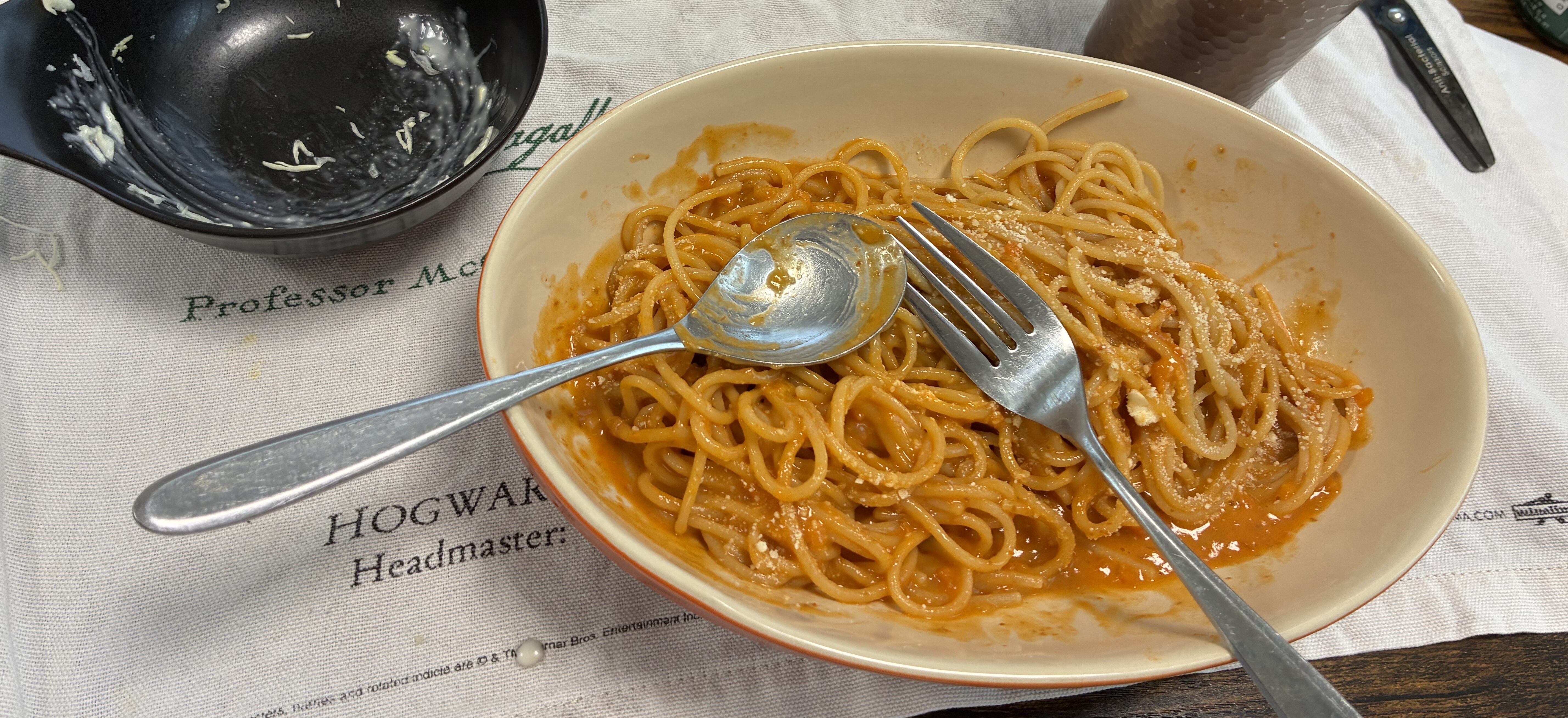 ゼンブヌードルカニとトマトのクリームソース食事画像